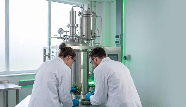 CO2 supercritical extraction equipment in botanical extract laboratory